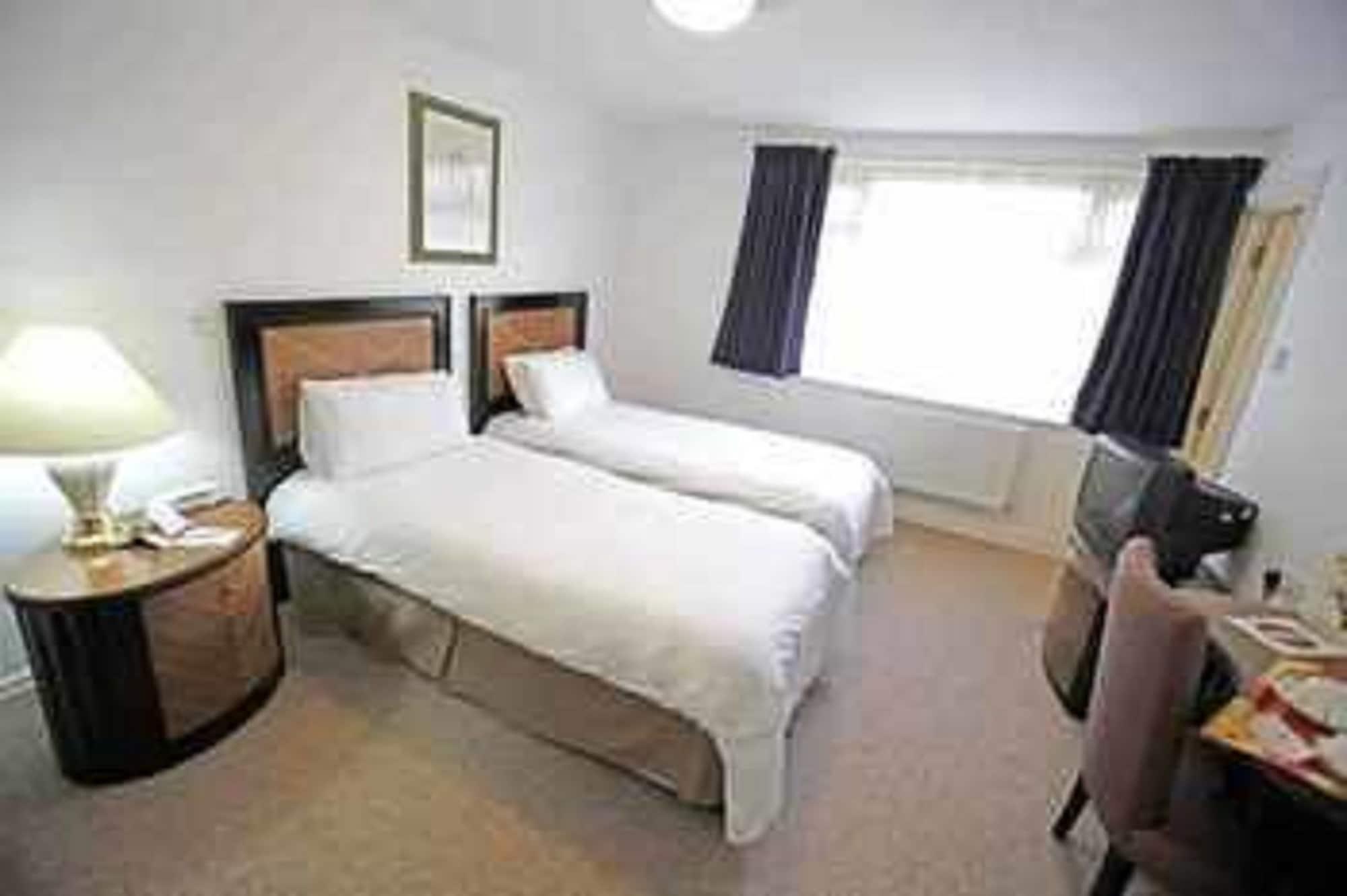 Russ Hill Hotel Charlwood Exterior photo